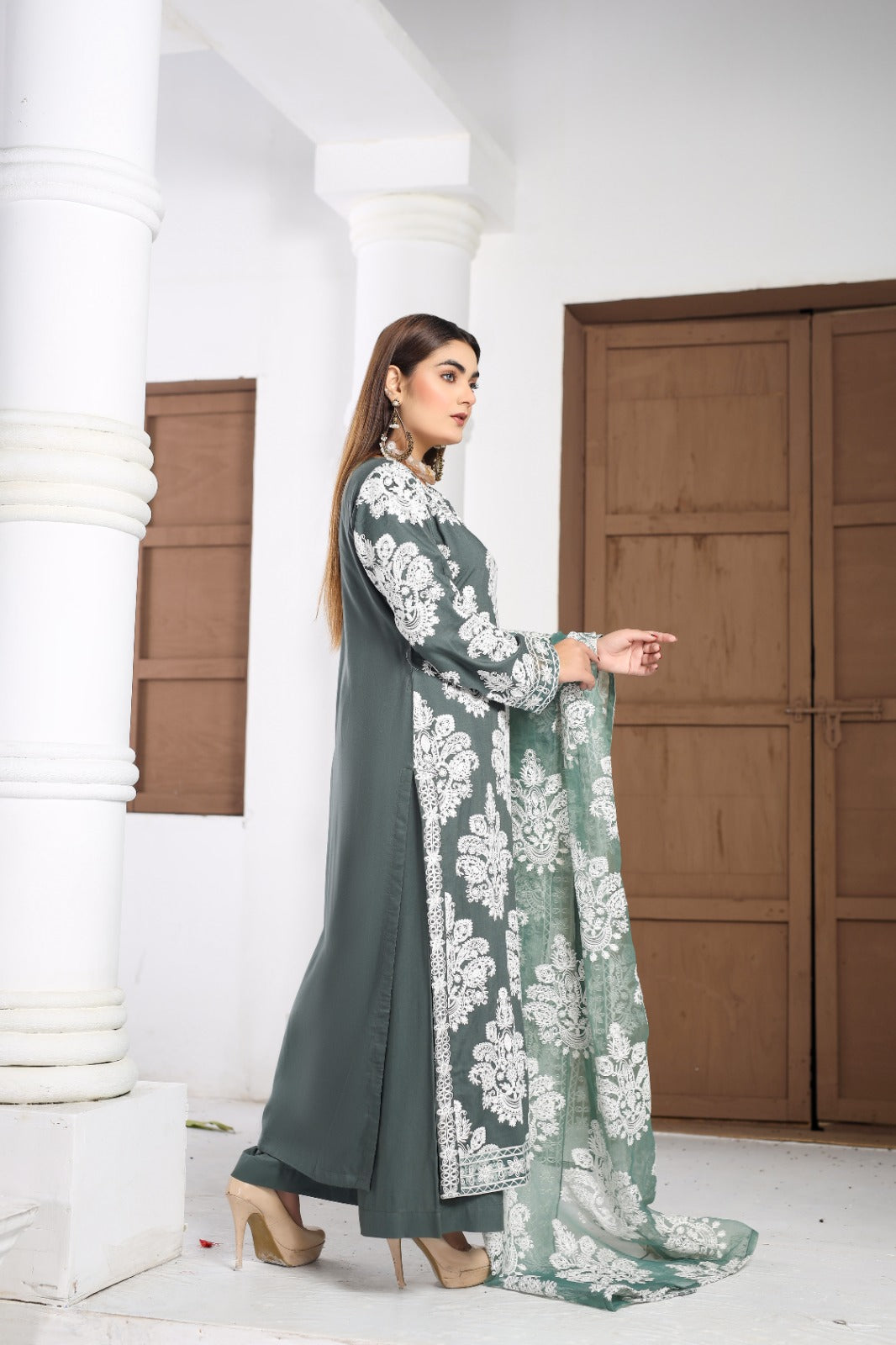 Marea Linen Embroidered Green 3 Piece Suit With Organza Dupatta - Desi Posh