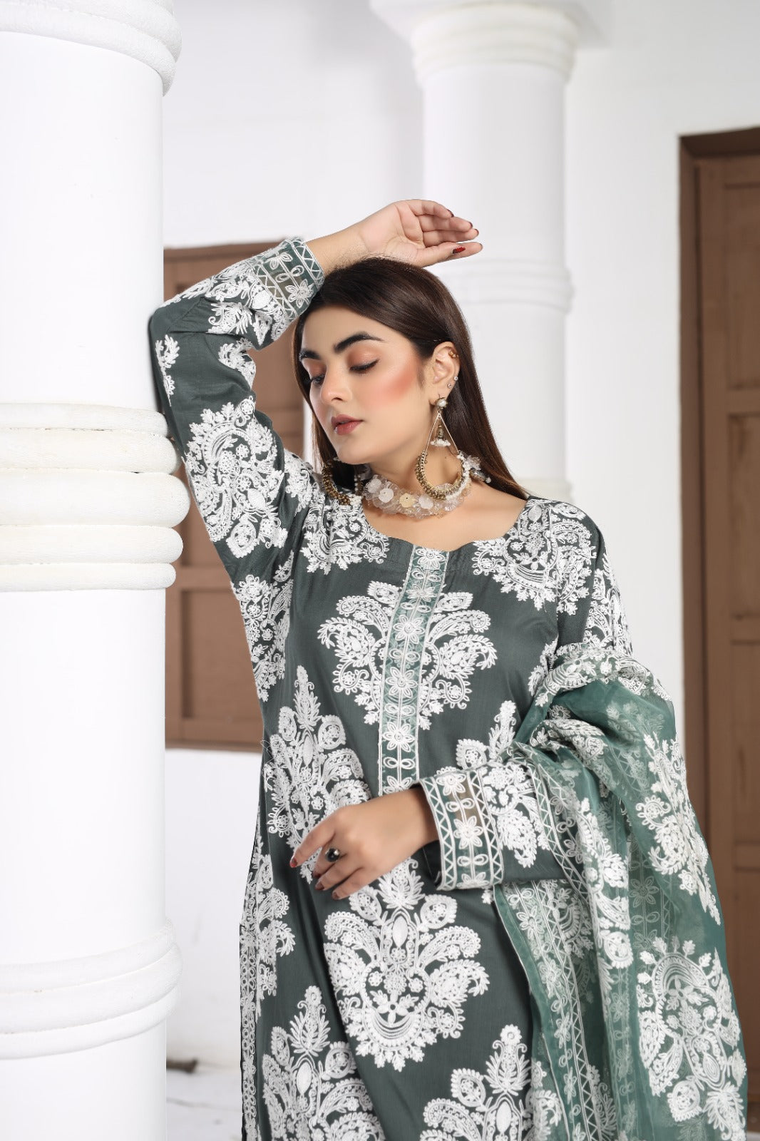 Marea Linen Embroidered Green 3 Piece Suit With Organza Dupatta - Desi Posh